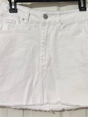Women’s or juniors White Denim Mini Skirt with Raw Hem XS